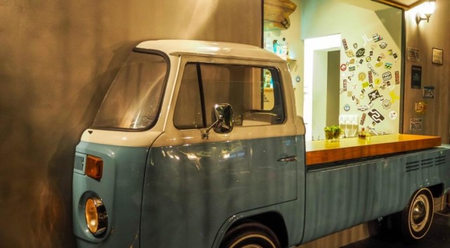 Surf bar, Mr. Peacock