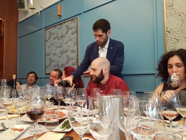 δοκιμάζοντας, οινοποιείο Λύκου, Άρης Σκλαβενίτης