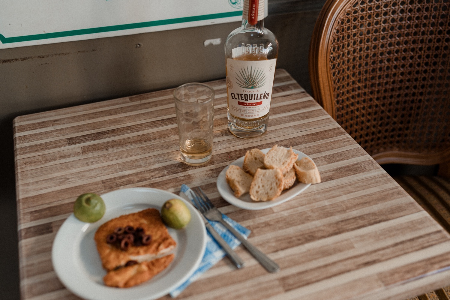 Τεκίλα με μεζέ, El Tequileno