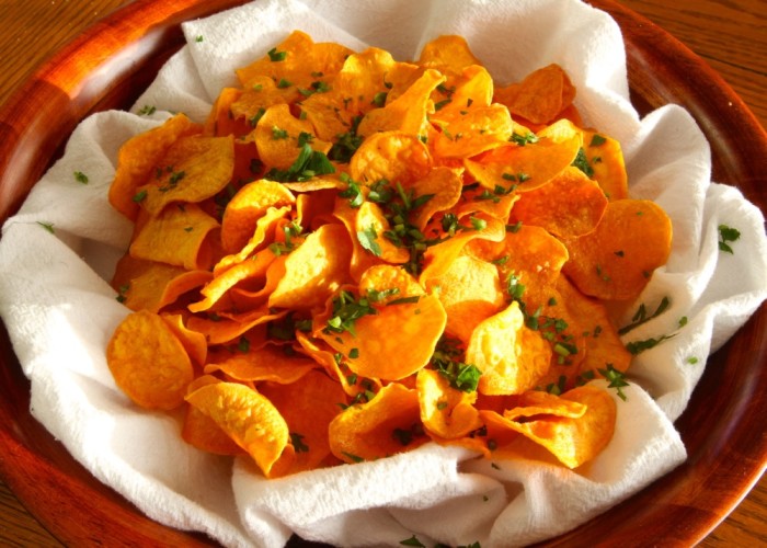 Photo by http://www.inspiredbygoodfood.com/2012/11/01/sweet-potato-chips/