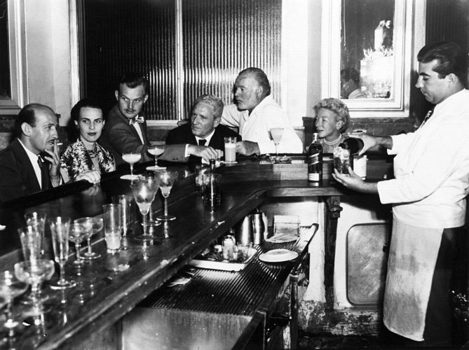 Ο Ernest Hemingway παρέα με φίλους σε ένα μπαρ