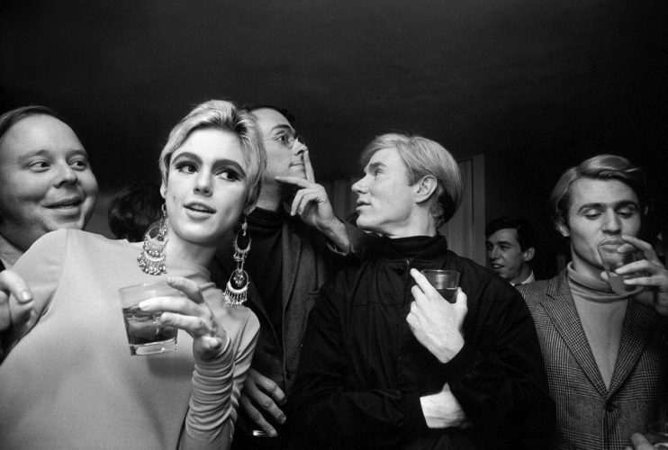 Ο Andy Warhol σε ένα cocktail party
