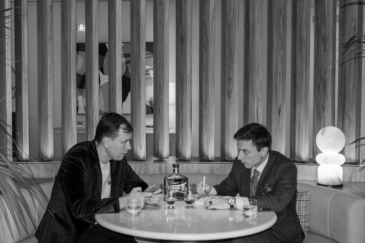 Ο Αναστάσης Καραφουλίδης, brand manager του Flor de Caña 25 και ο Γιάννης Κοροβέσης